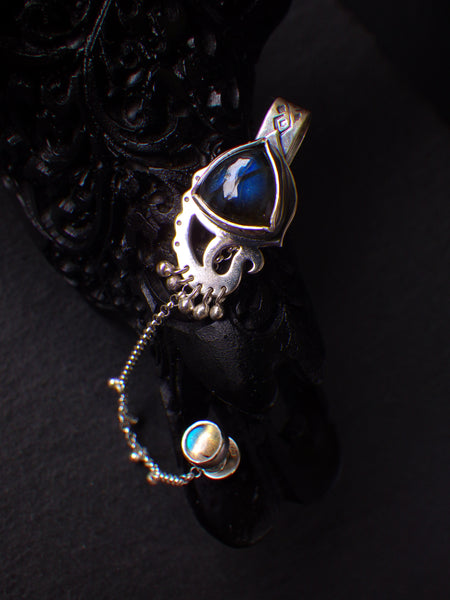 Paon Ear Cuff with Labradorites